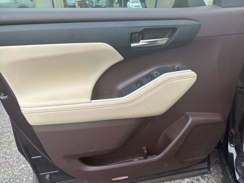 Used 2021 Toyota Highlander XLE FWD image 7