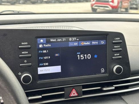 Used 2021 Hyundai Elantra SE image 17