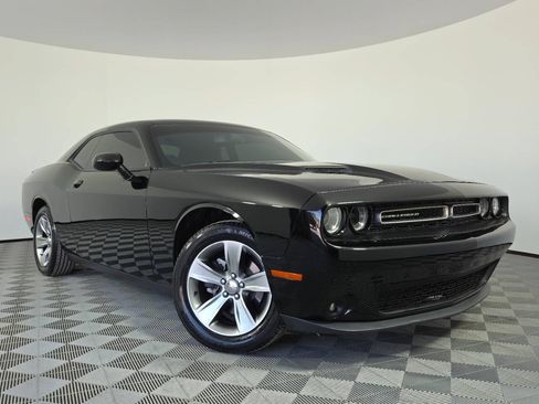 Used 2018 Dodge Challenger SXT RWD image 1