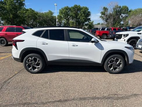 Used 2024 Chevrolet Trax LT w/ LT Convenience Package FWD image 9