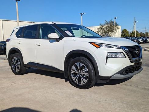 Used 2023 Nissan Rogue SV image 2