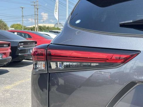 Used 2021 Toyota Highlander XLE AWD/4WD image 10