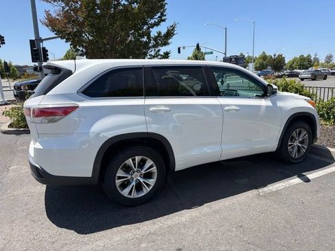 Used 2014 Toyota Highlander Plus FWD image 3