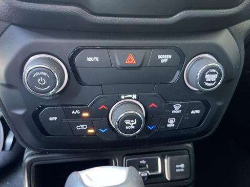 Used 2018 Jeep Renegade Latitude FWD image 20