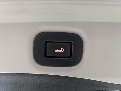 Used 2020 Nissan Rogue SV w/ Premium Package image 11