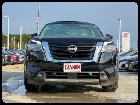 Used 2022 Nissan Pathfinder SL w/ SL Premium Package image 3