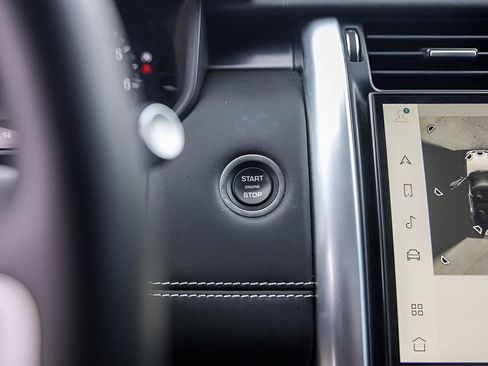 Used 2024 Land Rover Discovery Metropolitan Edition image 21