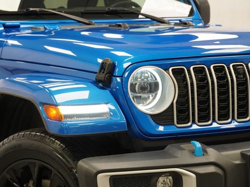 Certified 2024 Jeep Wrangler Unlimited Sahara w/ Technology Group AWD/4WD image 7