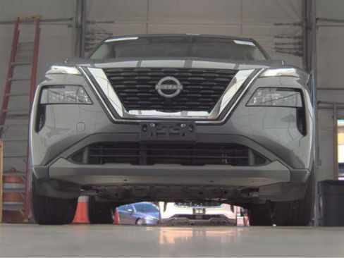 Used 2023 Nissan Rogue S AWD/4WD image 3