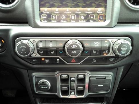 Used 2019 Jeep Wrangler Unlimited Sahara AWD/4WD image 11