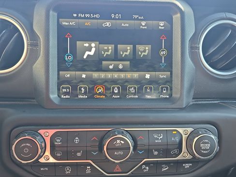 Used 2018 Jeep Wrangler Unlimited Sahara AWD/4WD image 18