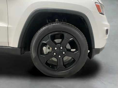 Used 2019 Jeep Grand Cherokee Laredo RWD image 29