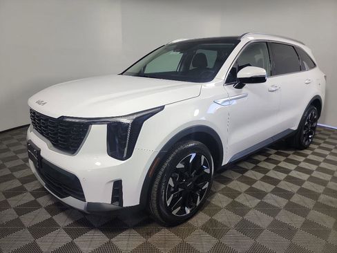 Certified 2025 Kia Sorento EX w/ Panoramic Sunroof Package image 12