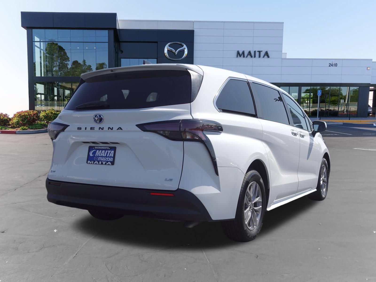 Used 2025 Toyota Sienna LE FWD image 3