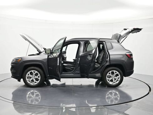 Used 2024 Jeep Compass Latitude AWD/4WD image 45