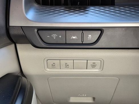 Used 2022 Kia Carnival LX image 21