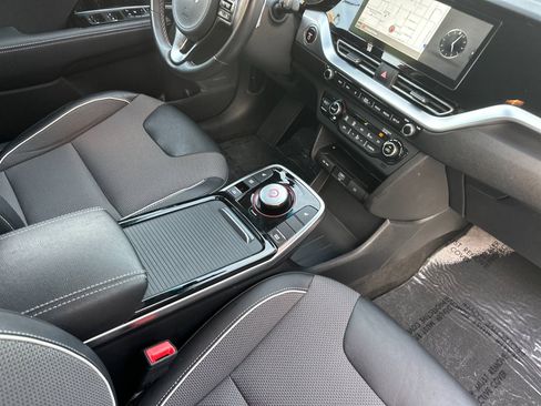 Used 2022 Kia Niro EX image 16