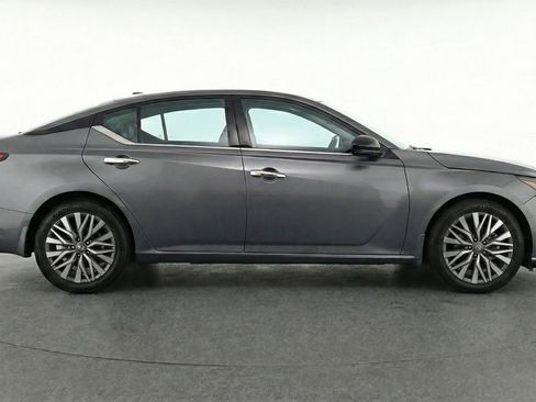 Used 2025 Nissan Altima 2.5 SV image 11