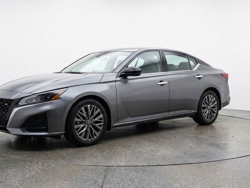 Used 2025 Nissan Altima 2.5 SV image 3