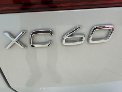 Used 2023 Volvo XC60 B5 Plus image 12