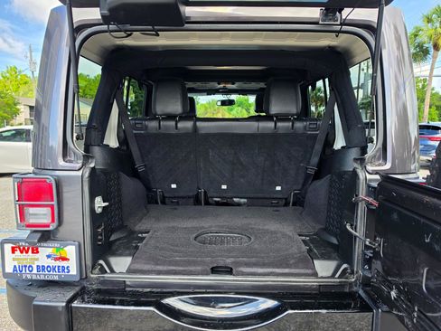 Used 2018 Jeep Wrangler Unlimited Sahara AWD/4WD image 23