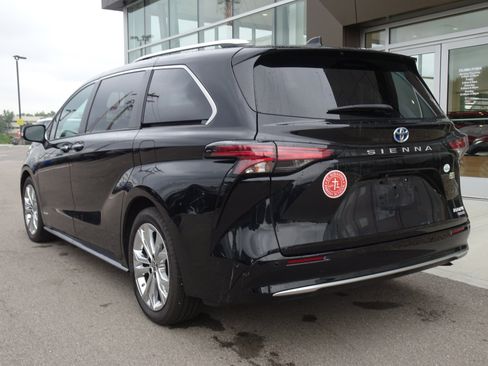 Used 2021 Toyota Sienna Platinum FWD image 3