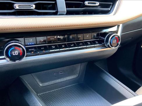 Used 2025 Chevrolet Equinox ACTIV w/ Safety and Technology Package FWD image 35