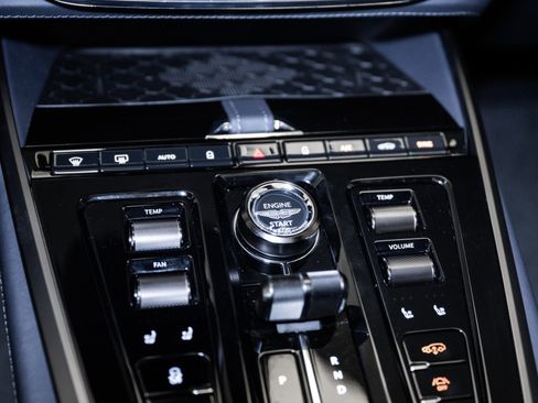 Used 2025 Aston Martin DBX 707 image 33