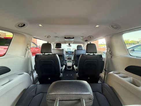 Used 2018 Chrysler Pacifica Touring-L FWD image 25