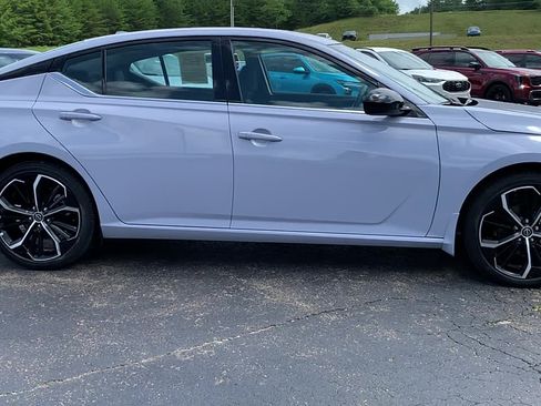 Used 2025 Nissan Altima 2.5 SR FWD image 6