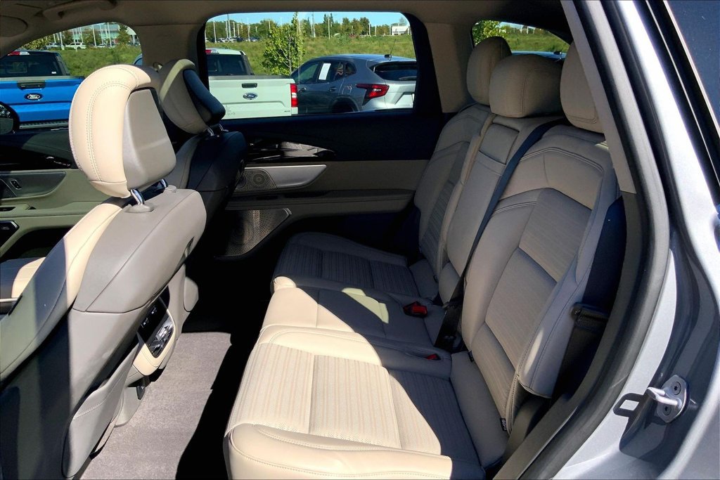 Used 2025 Lincoln Nautilus Reserve AWD/4WD image 11