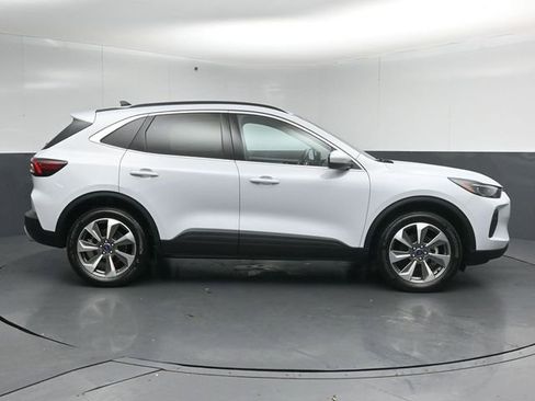 Certified 2025 Ford Escape Platinum AWD/4WD image 8