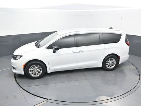 New 2025 Chrysler Voyager LX image 46