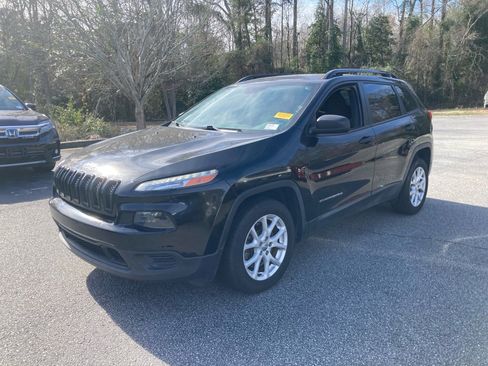 Used 2017 Jeep Cherokee Sport image 2