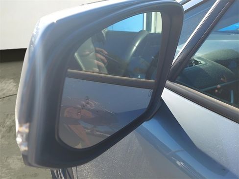 Used 2024 Toyota Corolla Cross XLE image 27