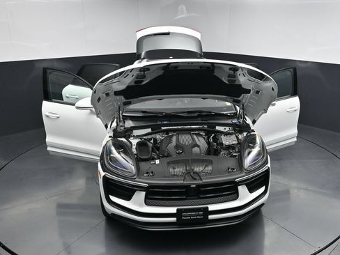 Certified 2025 Porsche Macan AWD/4WD image 30