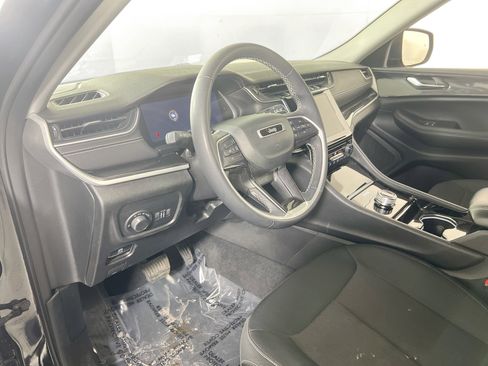 Used 2023 Jeep Grand Cherokee Laredo image 9