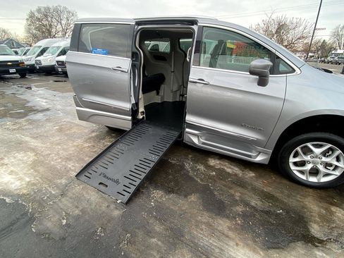 Used 2018 Chrysler Pacifica Touring-L w/ Tire & Wheel Group image 7