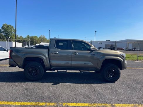 Used 2024 Toyota Tacoma TRD Sport w/ TRD Sport Premium Package AWD/4WD image 6