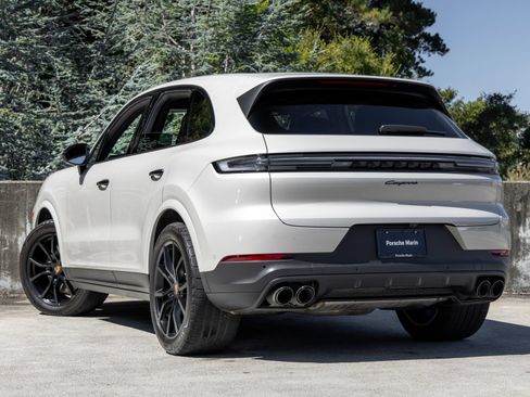Certified 2025 Porsche Cayenne AWD/4WD image 3