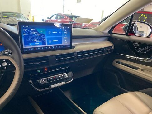 Used 2024 Lincoln Corsair AWD image 12