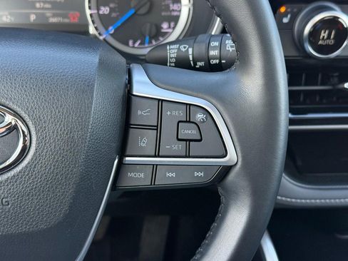 Certified 2024 Toyota Highlander XLE image 25