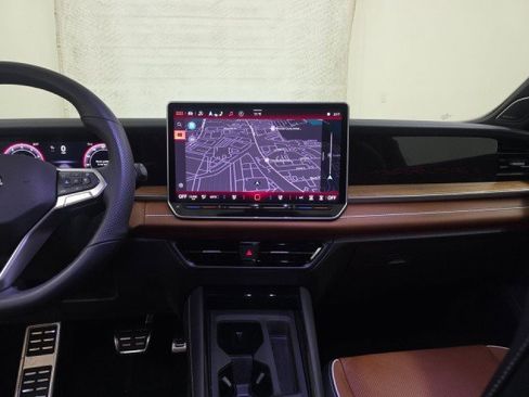 Used 2025 Volkswagen Tiguan SEL R-Line image 14