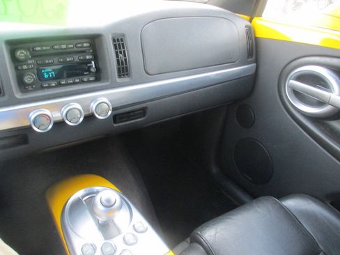 Used 2004 Chevrolet SSR w/ Preferred Equipment Group RWD image 11