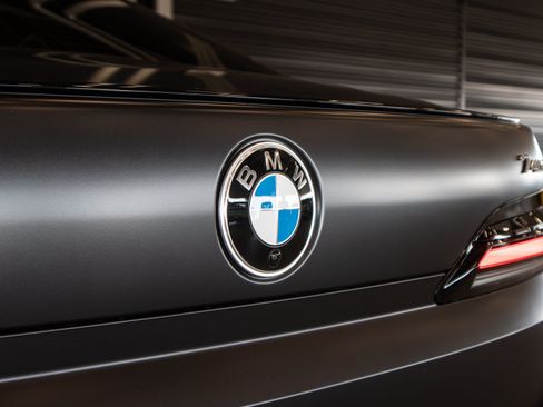 Used 2025 BMW 740i w/ Premium Package RWD image 32