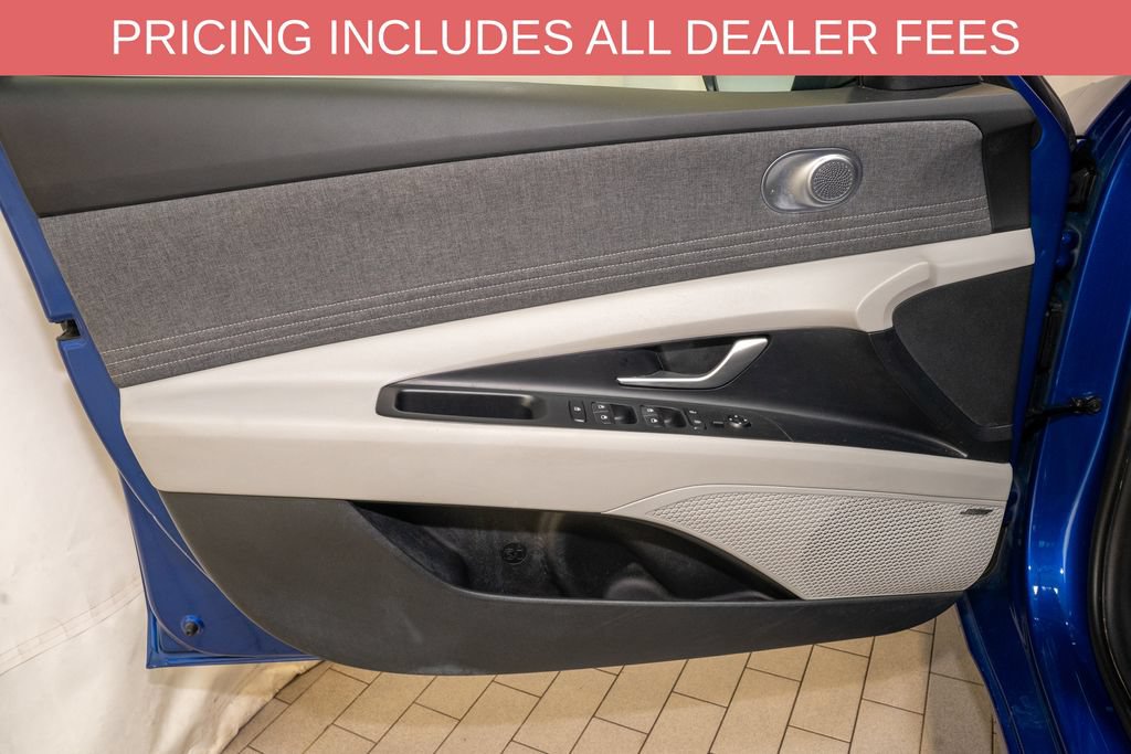 Used 2025 Hyundai Elantra Limited FWD image 12