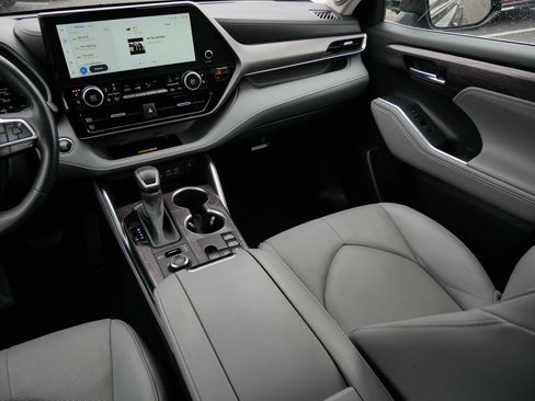 Used 2023 Toyota Highlander Limited image 11
