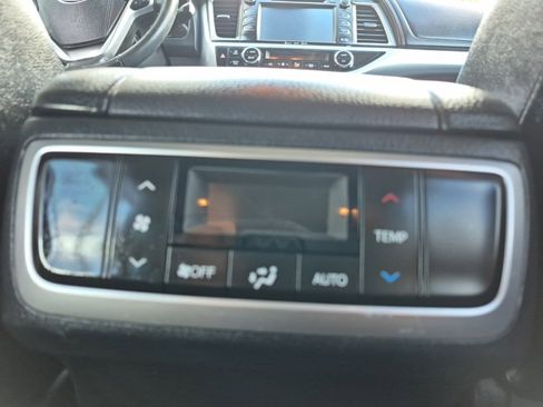 Used 2019 Toyota Highlander XLE image 15
