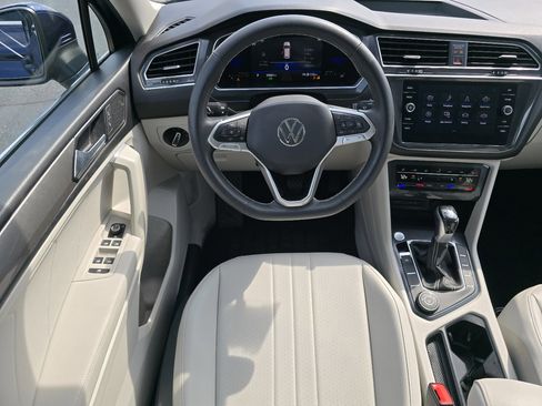 Used 2022 Volkswagen Tiguan SE w/ Panoramic Sunroof Package image 32