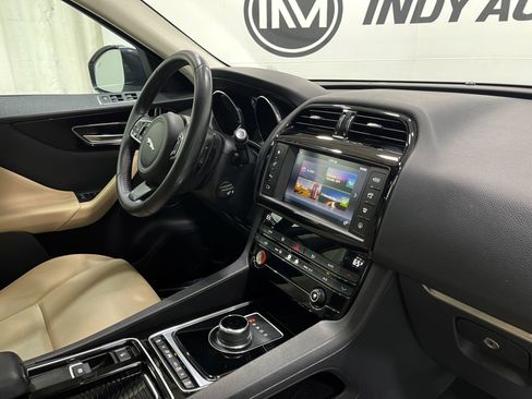Used 2018 Jaguar F-PACE Premium image 22
